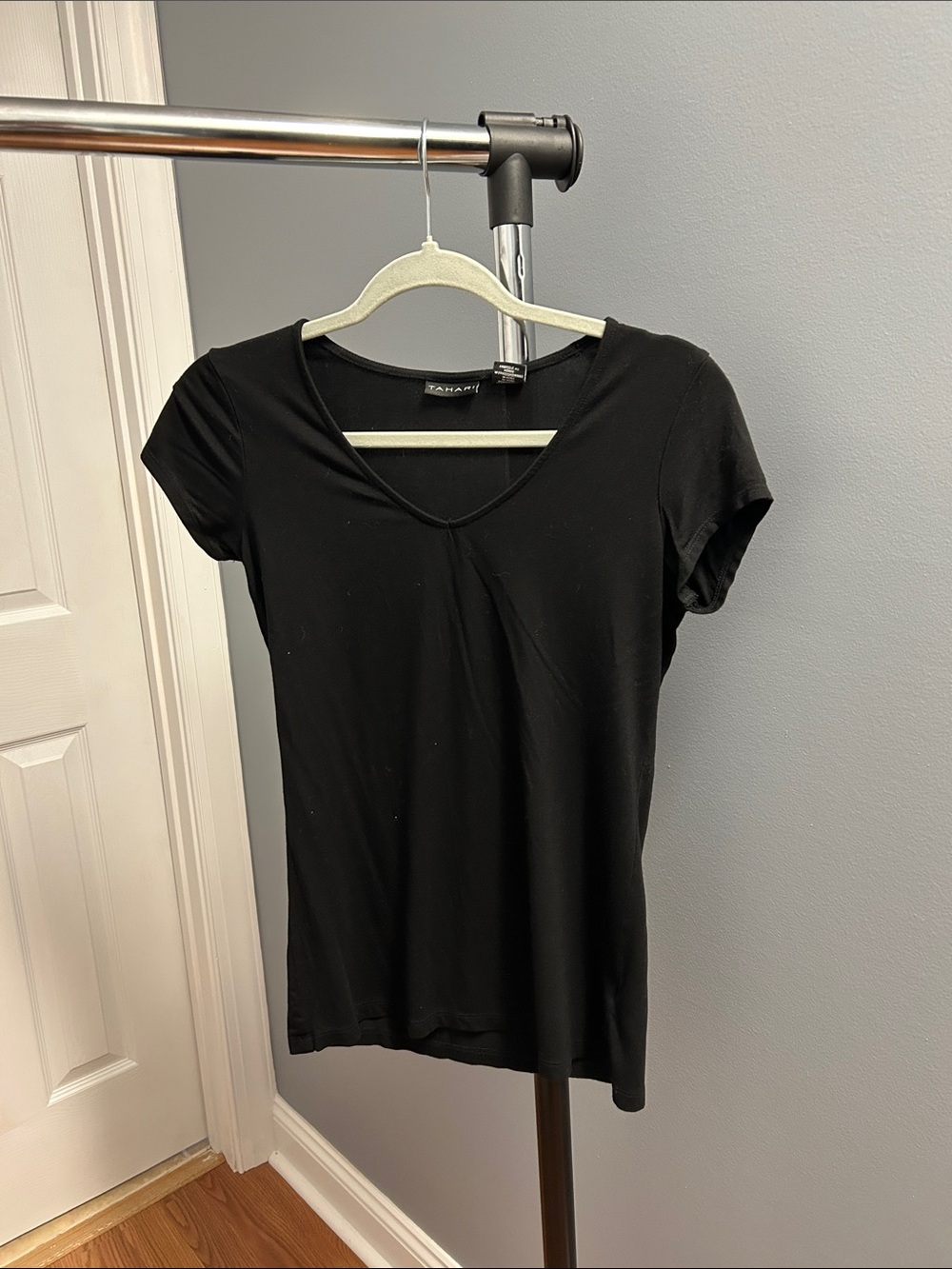Tahari Black V-Neck Short Sleeve Top XS